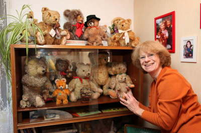 Isa mit Familien-Teddys